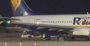 (Видео) Патници скокаа од крилата на авион поради лажна тревога за пожар